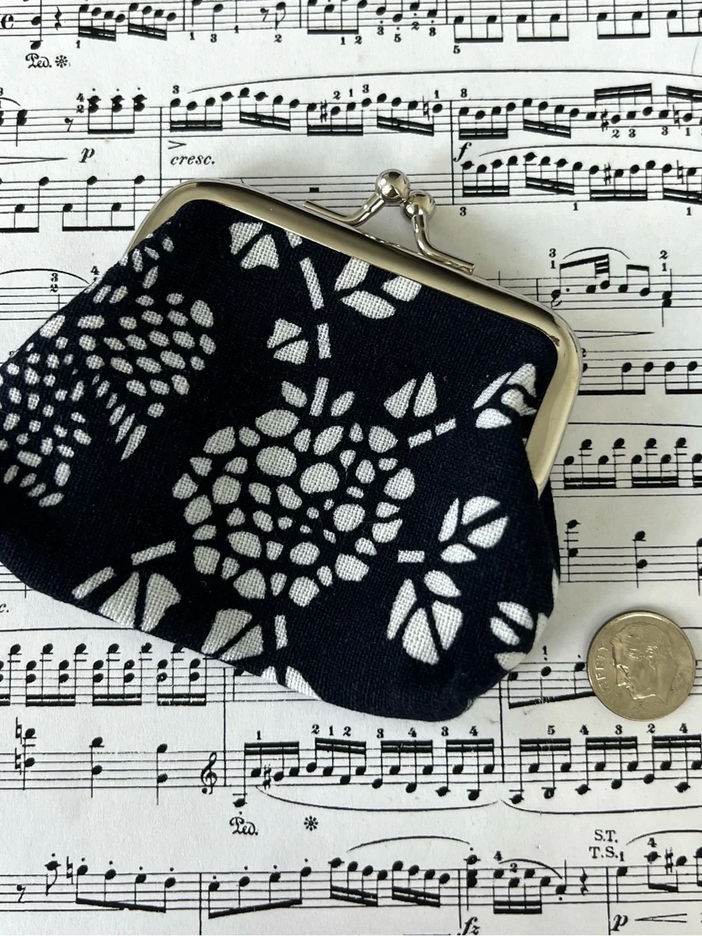 Black & White Floral Kiss-Lock Coin Purse - Compact Women’s Wallet